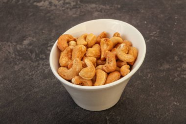 Kavrulmuş kaju yığını kasede