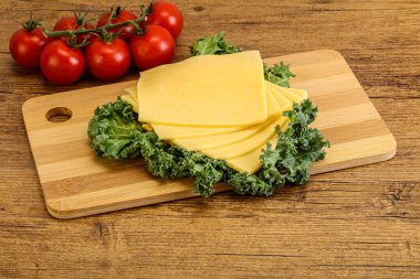 Dilimlenmiş Gauda peyniri.