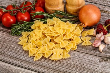 Çiğ İtalyan statü buğday farfalle makarna pişirmek için