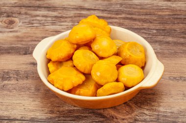 Vejetaryen yemeği - Kasede marine edilmiş sarı veranda