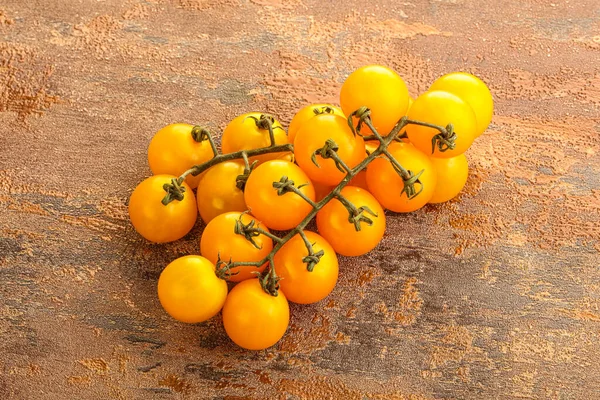 Branch Fresh Yellow Cherry Tomato — Stock Photo, Image