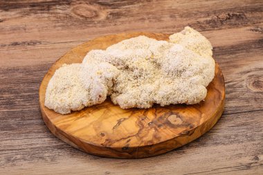 Kızartma için çiğ domuz eti şnitzel.