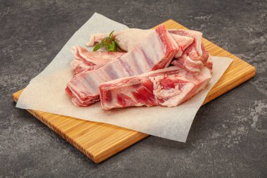 Çiğ kuzu kaburgası pişirmek için biberiye servis edilir.