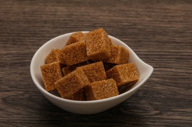 Kahverengi baston şeker yavruları kasede