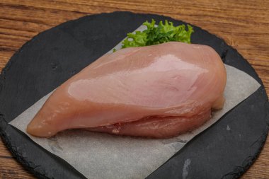 Pişirmek için çiğ tavuk göğsü.