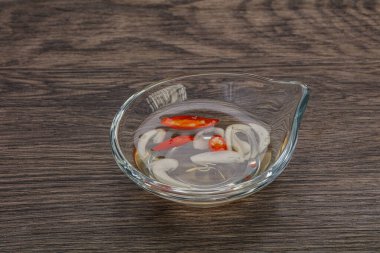 Acı biber ve sarımsaklı Vietnam sirkesi sosu.