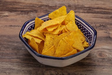 Meksika mısır cipsi üçgen yığını.
