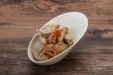 Kavanozda baharatlı ringa yağı var.