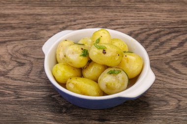 Kasede taze haşlanmış patates soğan servis edildi.