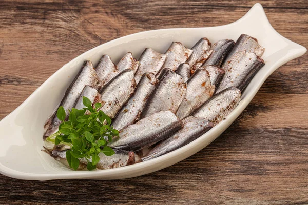 Anchovies Hal Snack Tálban Tálalva Bazsalikom Levelek — Stock Fotó