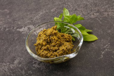 Fesleğen ve sedir fıstıklı yeşil sos sosu.