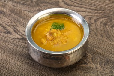 Füme et ve sebzeli bezelye çorbası.