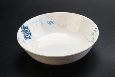 Mutfak için renkli boş kase izole