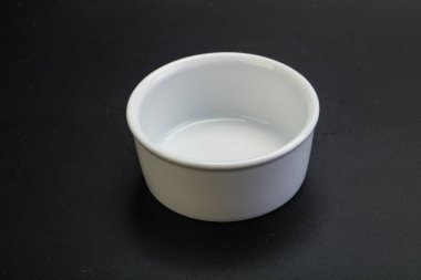 Siyahın üzerine servis için beyaz leke.