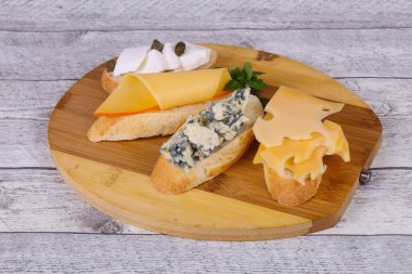 Çeşitli peynir ve fesleğen yaprakları ve kapari servis edilir.