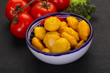 Lezzetli terbiye edilmiş veranda kasede.