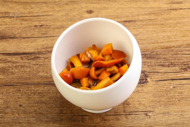 Baharatlı salamura bal mantarı kasede.