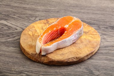 Pişirmek için çiğ somon bifteği.