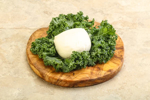 ボード上の柔らかいイタリアのモッツァレラチーズ — ストック写真