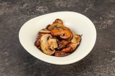 Kavrulmuş şampiyon, kasede otlar ve baharatlar var.