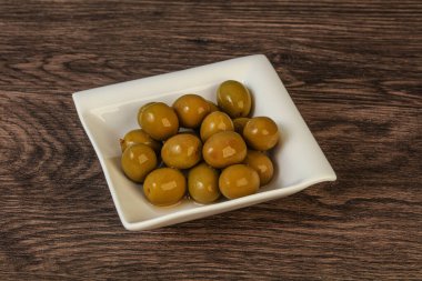 Kavanozda yeşil zeytin turşusu