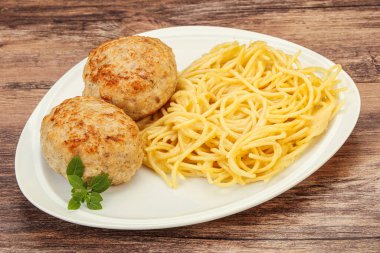 Peynirli spagetti ve ev yapımı tavuk pirzolası.