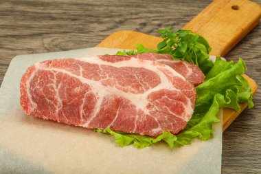 Izgara için çiğ domuz eti boyunlu biftek.