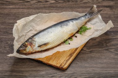 Biber ve baharatlı tuzlu ringa balığı.