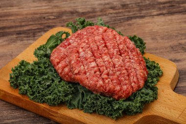 Izgara için çiğ sığır eti pirzolası.