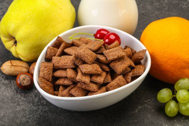 Mısır boğucu pedler, meyveler ve sütle kahvaltı