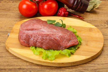 Pişirmek için çiğ et parçası.