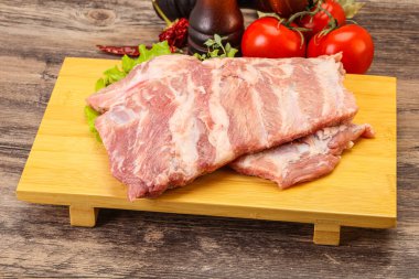 Pişirmek için çiğ domuz eti.