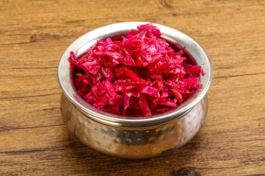 Kasede pancar kökü olan marine edilmiş kırmızı lahana.