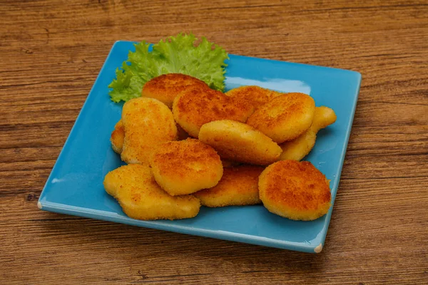 Stekta Läckra Kycklingnuggets Serveras Salladsblad — Stockfoto