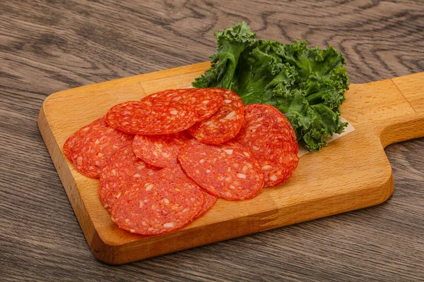 Italiensk Kryddig Pepperoni Korv Skivor Över Bord — Stockfoto