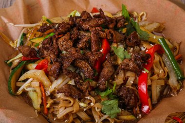 Asya mutfağı - Et ve sebzeli Wok
