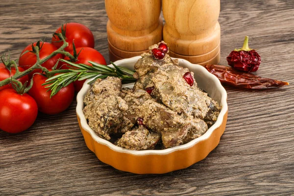 Krema soslu tavuk ciğeri biberiye servis edildi.