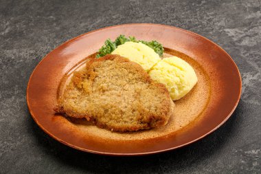 Kızarmış tavuk göğsü şnitzel ve patates püresi.