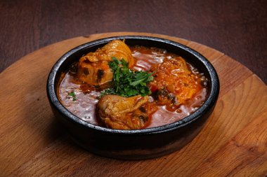 Geleneksel Gürcistan mutfağı - patates ve sebzeli et