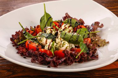 Mozarella ve domatesli İtalyan salatası.