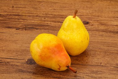 Arka planda taze sarı armut