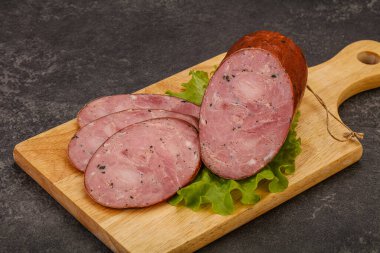 Baharatlı ve otlu füme jambon.