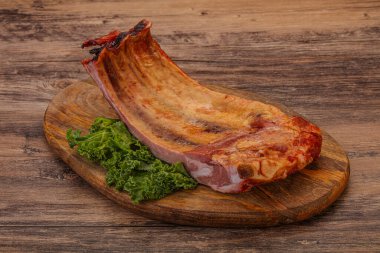 Baharatlı ve otlu domuz pirzolası.