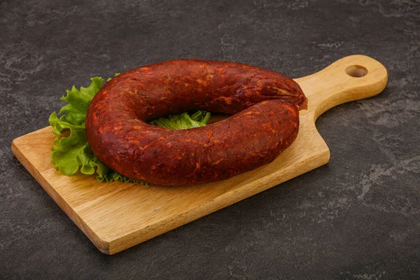 Krakowska Wurst Über Dem Brett Mit Kräutern Und Gewürzen — Stockfoto