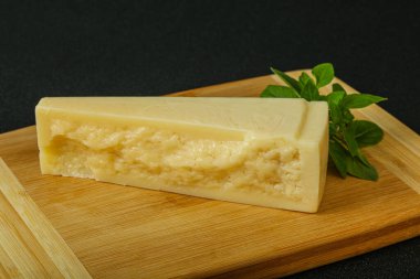 Sert parmesan peynirli fesleğen.