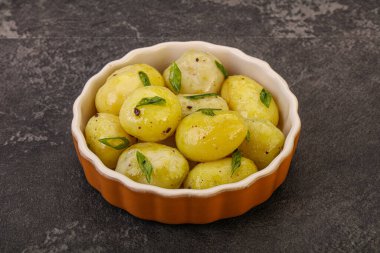 Kasede taze haşlanmış patates soğan servis edildi.