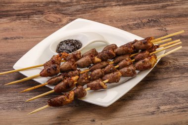 Asya mutfağı. Biber soslu tavuk kalbi şiş.