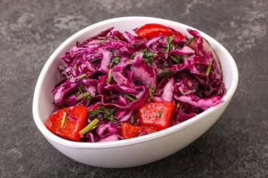 Bitki ve baharatlı kırmızı lahana turşusu