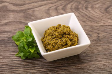 Fesleğen ve sedir fıstıklı yeşil sos sosu.