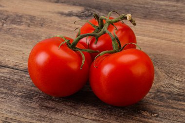 Kırmızı parlak olgun ve tatlı domates dalı